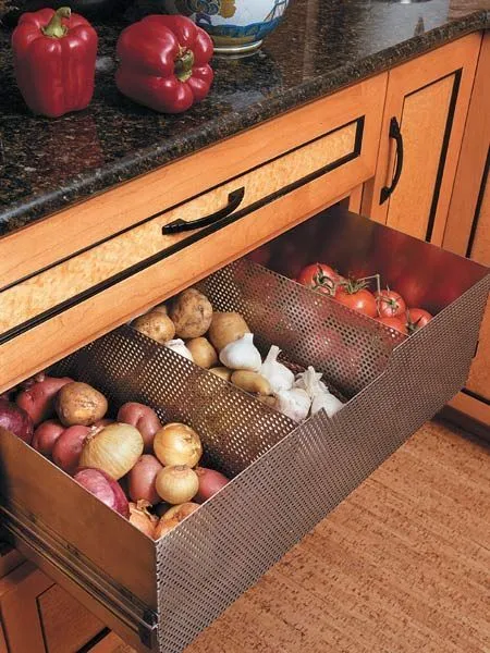 Cozinhas modernas com porta-legumes na gaveta