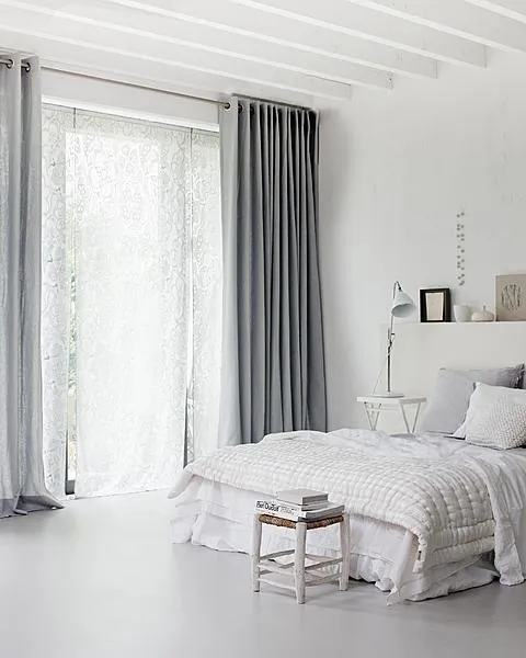 Cortina cinza para quarto branco
