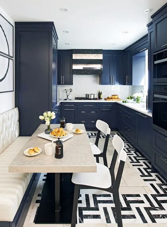 Cozinhas modernas com armarios azuis e piso branco e preto