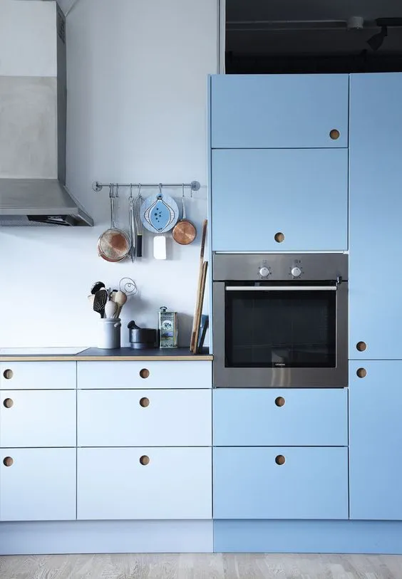 Cozinhas modernas em duas cores, azul claro e azul mais ecuro