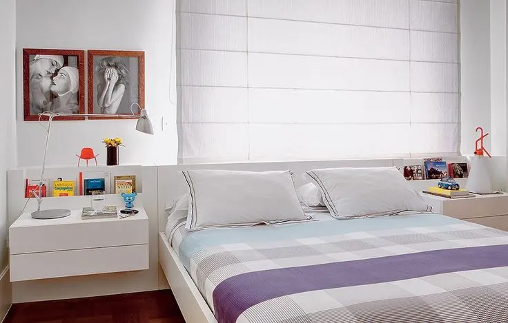 Cama com cabeceira de madeira branca com mesa lateral embutida branca
