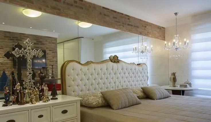 Cama com cabeceira em capitonê