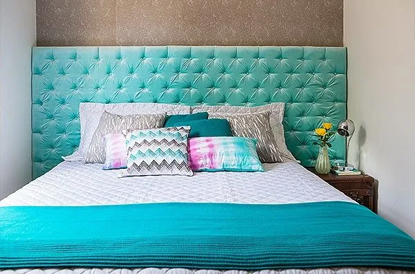 Cama com cabeceira capitonê verde