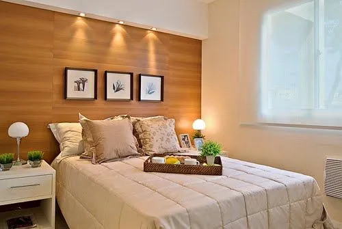 Cama com cabeceira de madeira