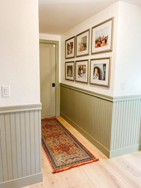 corredor com shiplap de madeira