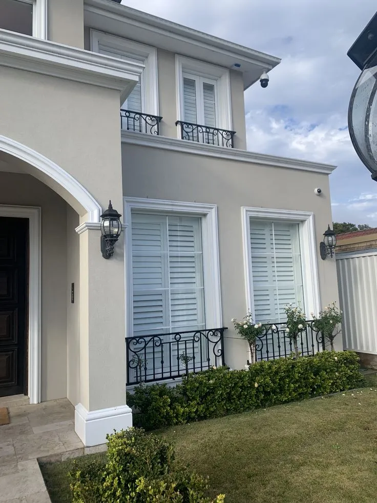 Fachada com cor creme parede