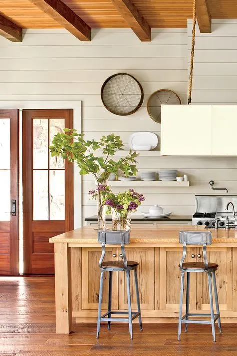 Cozinha com shiplap de madeira