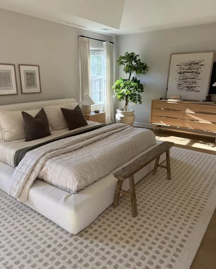 quarto de casal cor creme parede com branco e madeira