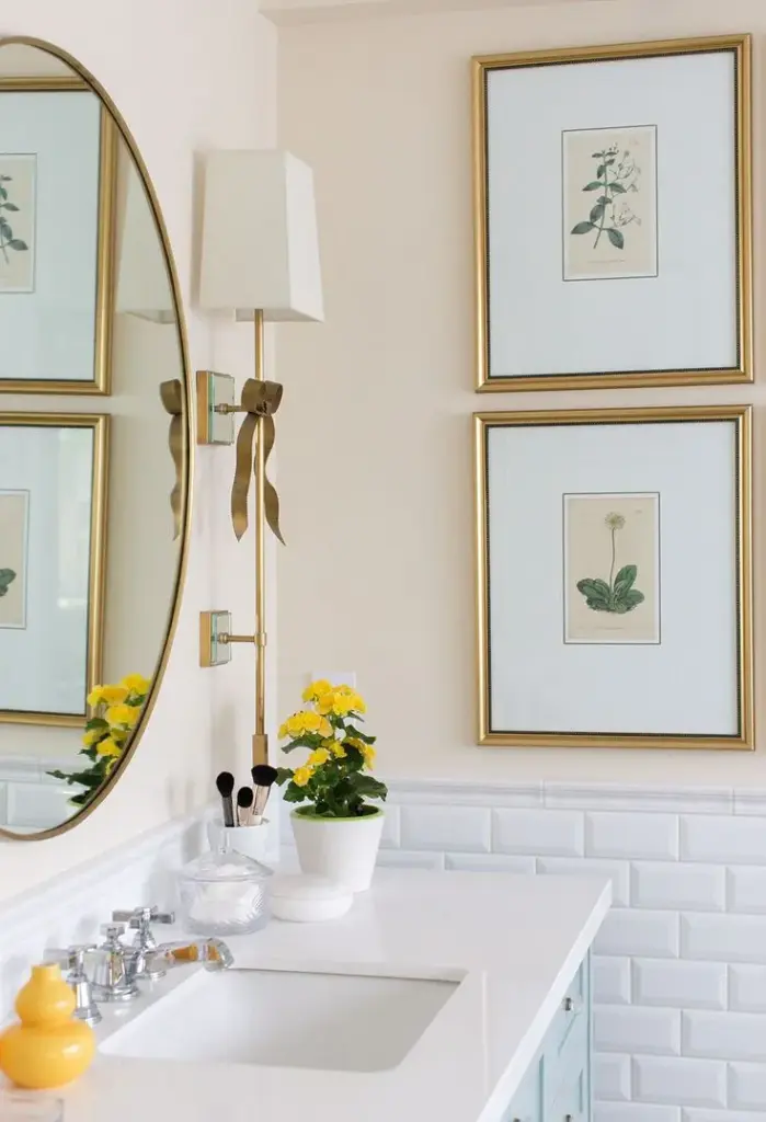 Banheiro com cor creme e quadros