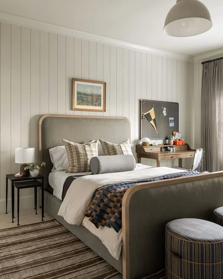 quarto com shiplap de madeira branca